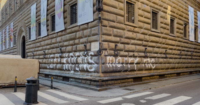 Firenze, “Jeff Koons sposami”: imbrattata la facciata di Palazzo Strozzi che ospita la mostra dell’artista. “Atto di vandalismo molto grave”