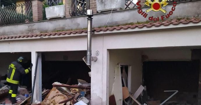 Roma, esplosione in una villetta: 80enne estratta dalle macerie. Nel garage trovate due bombole