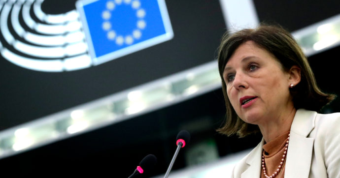 Covid, la vicepresidente della Commissione Ue: “L’Italia giustifichi l’introduzione del tampone obbligatorio per gli arrivi dall’estero”
