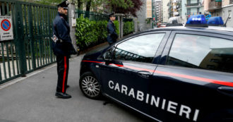 Copertina di Torino, 27enne tenta di uccidere la madre soffocandola con un cuscino: la donna si finge morta e chiama i carabinieri