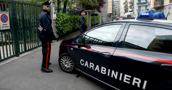 Torino, 27enne tenta di uccidere la madre soffocandola con un cuscino: la donna si finge morta e chiama i carabinieri