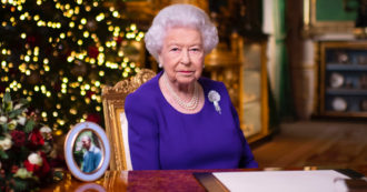 Copertina di La regina Elisabetta e il pranzo di Natale con 50 invitati: “Non vuole annullarlo, nonostante la variante Omicron”