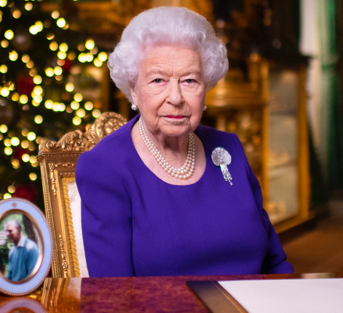 La regina Elisabetta e il pranzo di Natale con 50 invitati: “Non vuole annullarlo, nonostante la variante Omicron”