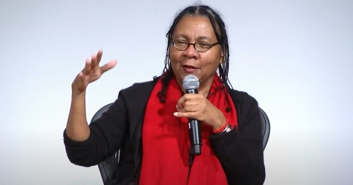 bell hooks e l’educazione come pratica della libertà: “Senza la capacità di pensare criticamente a noi stessi, nessuno può crescere e cambiare indipendentemente da classe, razza, genere e posizione sociale”