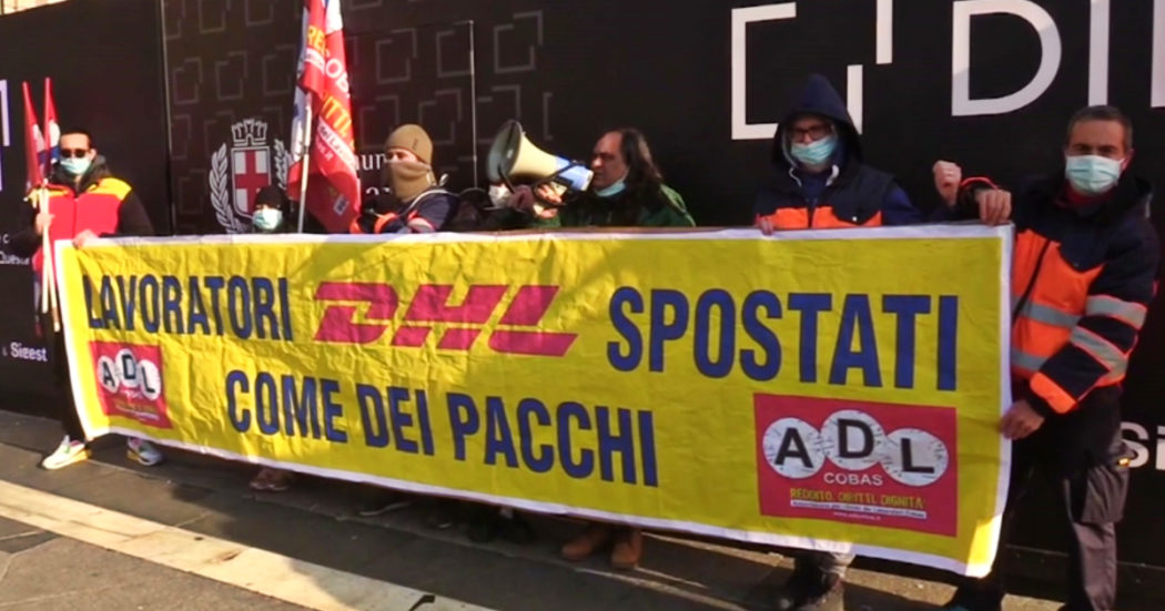 Lavoratori Dhl si incatenano in piazza Duomo: “Azienda vuole chiudere l’hub di Orio al Serio, costretti a trasferirci per metà stipendio”