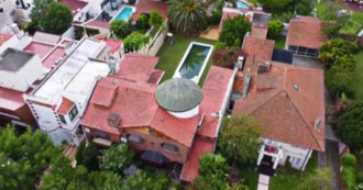 Copertina di Diego Maradona, all’asta la casa da sogno che il Pibe de Oro regalò ai genitori: dalla piscina in giardino agli interni – Video