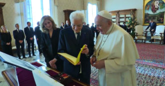Copertina di Sergio Mattarella incontra Papa Francesco in Vaticano: colloquio privato di 45 minuti. Le immagini