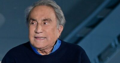 Copertina di “Mia moglie mi manca, sogno di arrivare presto accanto a lei. La vecchiaia è brutta. Berlusconi mi voleva assumere a qualsiasi cifra”: parla Emilio Fede