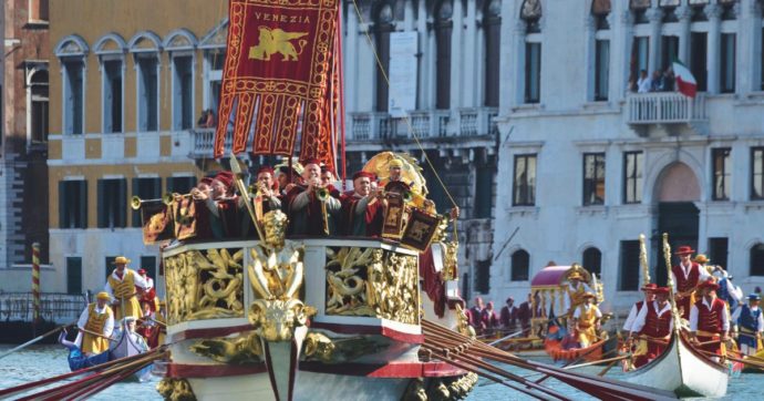 Copertina di Regata Storica di Venezia, Brugnaro lo rifà: premi più alti ad atleti uomini che alle donne