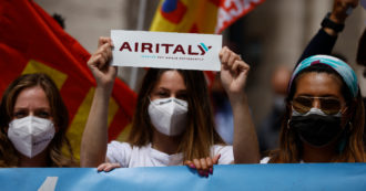 Copertina di Air Italy, la compagnia sarda congela le lettere di licenziamento dei 1.322 dipendenti. Ma non prorogherà la cassa in scadenza a fine anno