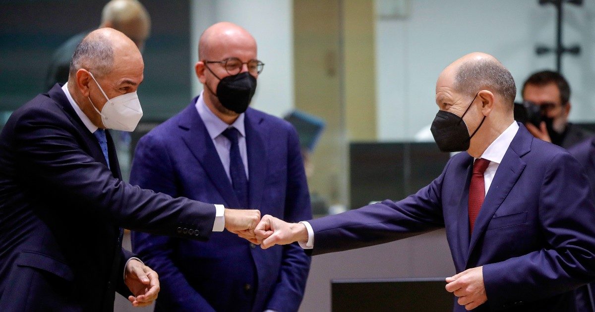 Consiglio Ue: “Limiti ai viaggi in Europa legittimi, ma coordiniamoci”. Von der Leyen: “Ok a 180 milioni di dosi Pfizer adattate alle varianti”