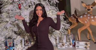 Copertina di Kim Kardashian ha assunto un pianista (vincitore di un Grammy) per svegliare i figli con le canzoni di Natale tutte le mattine di dicembre