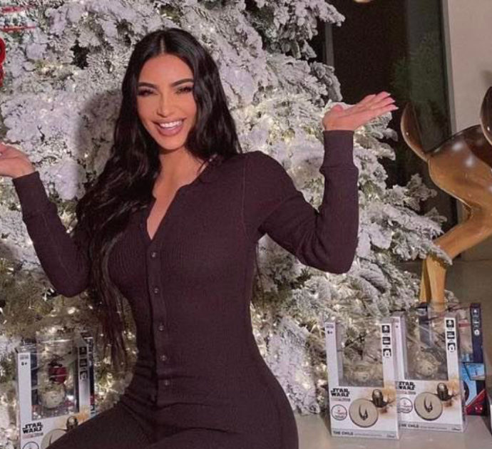 Kim Kardashian ha assunto un pianista (vincitore di un Grammy) per svegliare i figli con le canzoni di Natale tutte le mattine di dicembre