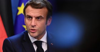 Covid, marcia indietro di Macron dopo il Consiglio Ue: “I vaccinati non dovranno farsi il tampone”. Ma da Bruxelles ok alle restrizioni