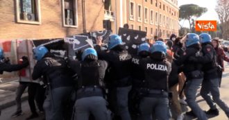 Copertina di Scuola, scontri tra studenti e polizia durante il corteo di protesta diretto al ministero dell’Istruzione: le immagini delle tensioni