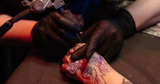 Copertina di “Vietati i tatuaggi a colori, inchiostri tossici e potenzialmente cancerogeni: dal 4 gennaio solo in bianco e nero”. Ecco come stanno davvero le cose