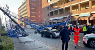 Cade una gru su un palazzo a Torino, le immagini dell’incidente – Video