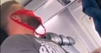 Copertina di Indossa un perizoma al posto della mascherina: cacciato dall’aereo. Alcuni passeggeri scendono con lui in segno di solidarietà