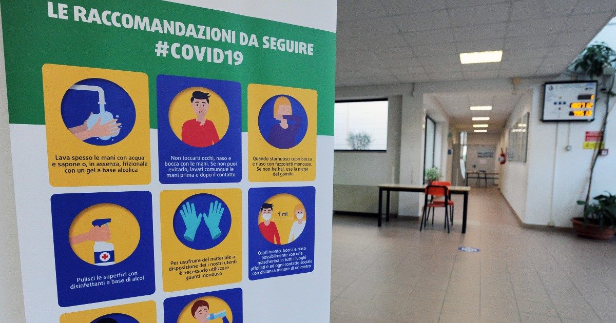 Militari a scuola per tamponi anti-dad, presidi rassegnati: “Piano Figliuolo? L’esercito non si è visto, i contagi aumentano, le Asl sono sempre più lente”