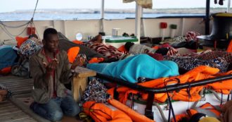 Copertina di Migranti, barcone con 280 persone arrivato a Lampedusa nella notte: a bordo sette morti