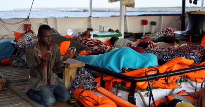 Migranti, barcone con 280 persone arrivato a Lampedusa nella notte: a bordo sette morti