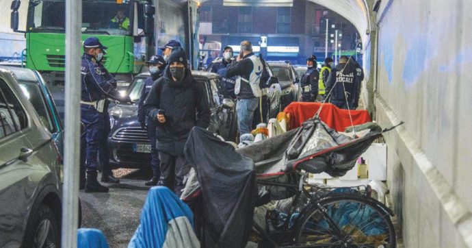 Altro che “Milano accogliente” di Sala: i vigili cacciano i clochard che si riparano dal gelo