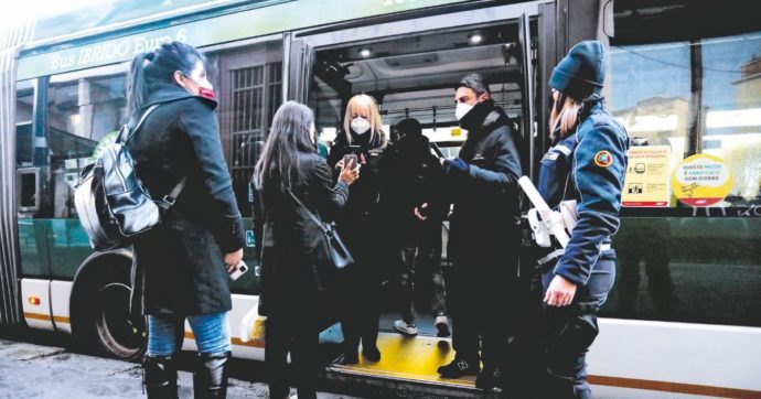 Il Green pass sarà valido solo 6 mesi. Sui tamponi Macron scarica Draghi