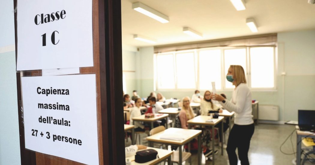 Campania, De Luca non riaprirà le scuole fino alle medie: “Non ci sono le condizioni minime di sicurezza”. Governo impugna il provvedimento