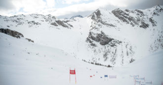 Copertina di Vercelli, sciatore 15enne cade in pista: muore in ospedale per le ferite riportate. I gestori dell’impianto: “Non abbiamo parole”