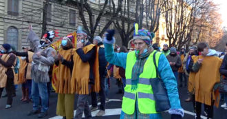 Copertina di No green pass, a Milano il primo corteo autorizzato dalla Questura: manifestanti vestiti da indiani, sfilano in 200 – Video