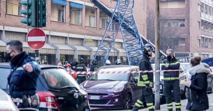 Copertina di Torino, gru cade su palazzo: tre operai uccisi “Abbiamo fatto una strage, sono tutti morti”