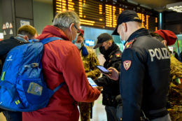 Copertina di Covid, le nuove linee guida per i trasporti: niente green pass per autobus e metro, resta l’obbligo per treni e aerei. Tutte le novità