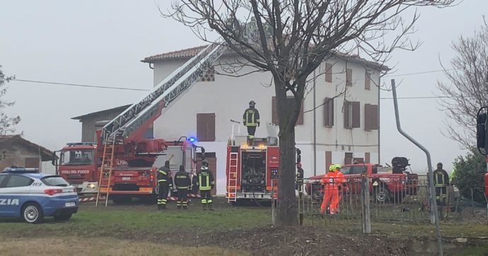 Modena, un aereo ultraleggero si schianta contro il tetto di una casa: morto il pilota