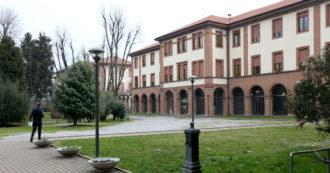 Copertina di Milano, focolai in due studentati universitari: 43 positivi confermati. Ma in una sola residenza sarebbero “almeno una sessantina”