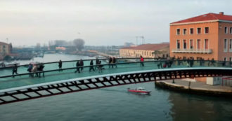 Copertina di Venezia, il ponte di vetro di Calatrava è troppo scivoloso: l’ipotesi da mezzo milione di euro per la sua conversione in pietra