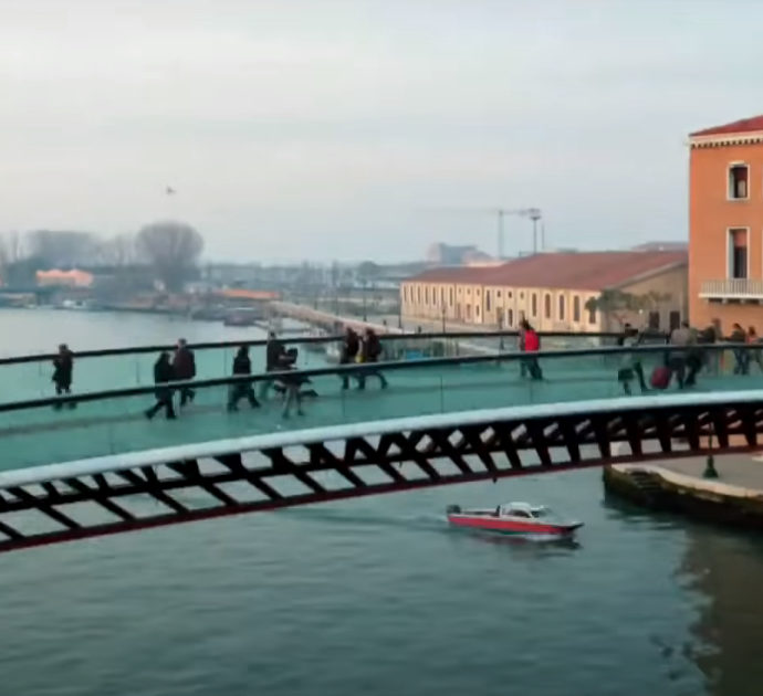 Venezia, il ponte di vetro di Calatrava è troppo scivoloso: l’ipotesi da mezzo milione di euro per la sua conversione in pietra