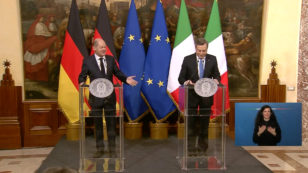 Copertina di La battuta di Draghi al cancelliere tedesco Olaf Scholz: “Patto di stabilità? Io non sono molto competente, lascio la parola al cancelliere…”