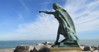 Copertina di Monumenti, la memoria delle donne la scolpiscono solo gli uomini