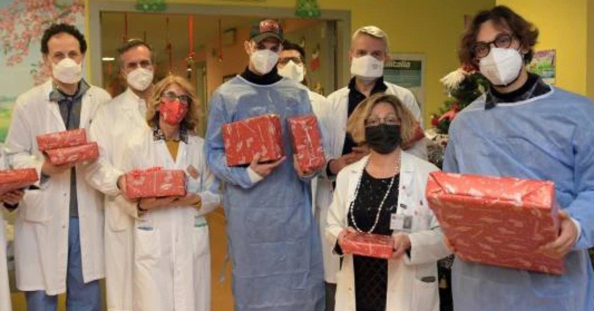 Achille Lauro si trasforma in Babbo Natale dona 100 mila dollari al Policlinico San Donato