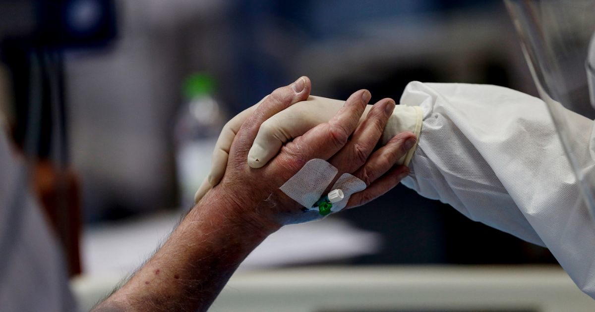 Mario attende il suicidio assistito da 16 mesi: “Io tradito dallo Stato, ci sono malati che vivono giorni interminabili di dolore nell’indifferenza”