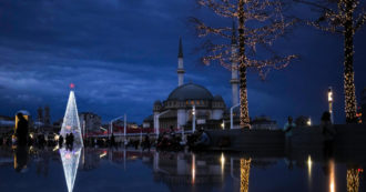 Copertina di Turchia, lira a picco poi recupera su annuncio di “misure straordinarie”. Erdogan: “Alzare i tassi contrario all’Islam”
