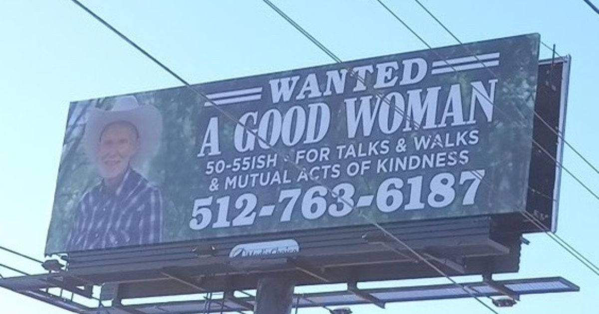 Uomo di 66 anni compra un cartellone pubblicitario per trovare l’anima gemella: “Desidero reciproci atti di gentilezza”