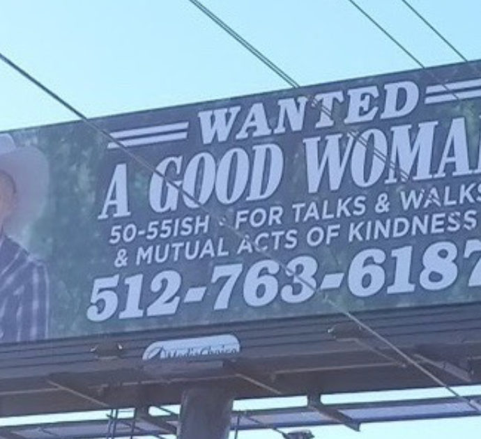 Uomo di 66 anni compra un cartellone pubblicitario per trovare l’anima gemella: “Desidero reciproci atti di gentilezza”
