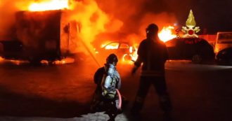 Copertina di Milano, maxi incendio in una piazzola di sosta in via Ripamonti: in fiamme diversi mezzi. Le impressionanti immagini – Video