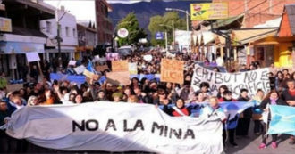 Copertina di Argentina, dopo sei giorni di proteste il Parlamento del Chubut ritira la legge che autorizzava la “mega-miniera” di argento