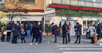 Gli italiani a caccia dei tamponi, tra il Natale e i casi nelle scuole: l’incidenza tra gli under 20 è la più alta, ma il ministero non diffonde i dati