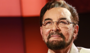 Copertina di Grande Fratello Vip, Kabir Bedi parla del figlio morto suicida: “Era malato di schizofrenia. Ho provato a prevenirlo, ma ho fallito”