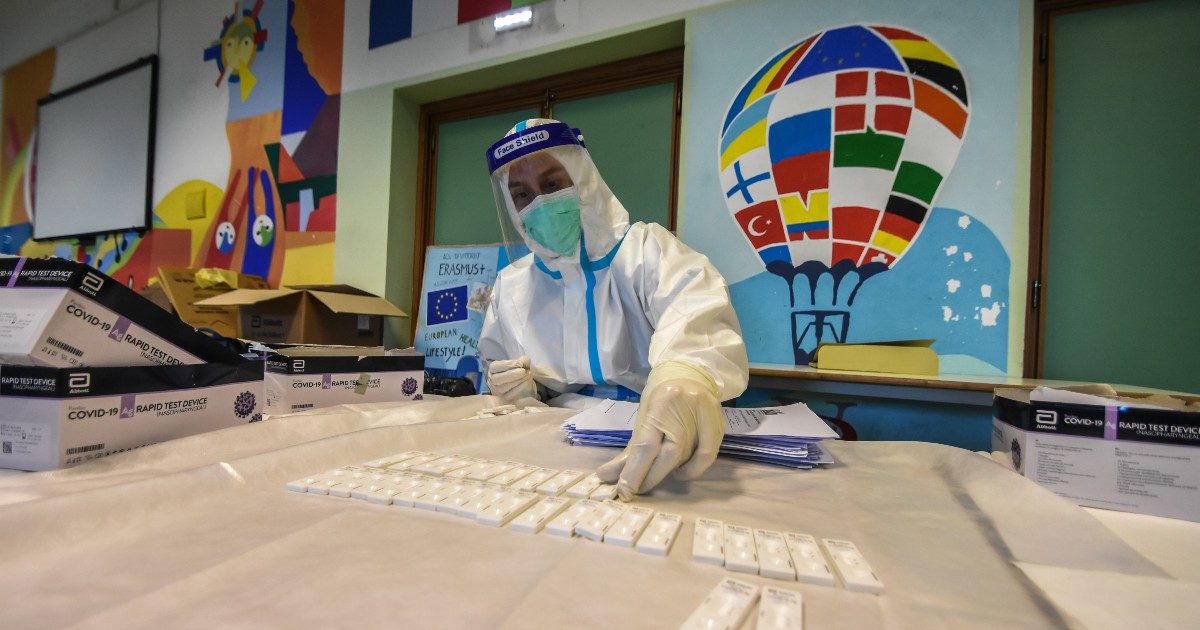 Scuola, per scongiurare il ritorno alla Dad il governo aveva promesso l’invio di medici e infermieri militari. L’Emilia Romagna ne aveva chiesti 120. Ne ha avuti 8