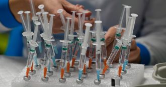 Copertina di Soldi per Green pass e vaccini falsi: la corruzione non risparmia il Covid
