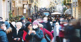 Copertina di In Edicola sul Fatto Quotidiano del 21 Dicembre: “Omicron, 3ª dose copre solo al 70%”. Vaccini – Lo dicono Iss e fondatore Biontech